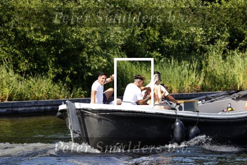 Vinkeveen 25 juni 2020
Lisandro Martinez met zijn vriendin en collega Edson Alvarez varen op de vinkeveense plassen.