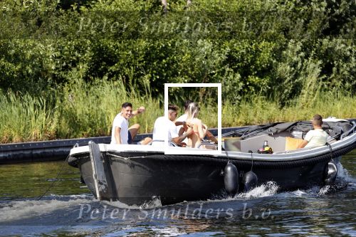 Vinkeveen 25 juni 2020
Lisandro Martinez met zijn vriendin en collega Edson Alvarez varen op de vinkeveense plassen.