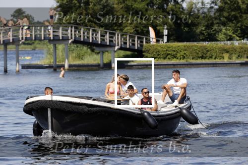 Vinkeveen 25 juni 2020
Lisandro Martinez met zijn vriendin en collega Edson Alvarez varen op de vinkeveense plassen.