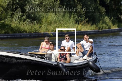 Vinkeveen 25 juni 2020
Lisandro Martinez met zijn vriendin en collega Edson Alvarez varen op de vinkeveense plassen.