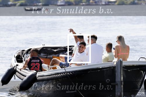 Vinkeveen 25 juni 2020
Lisandro Martinez met zijn vriendin en collega Edson Alvarez varen op de vinkeveense plassen.