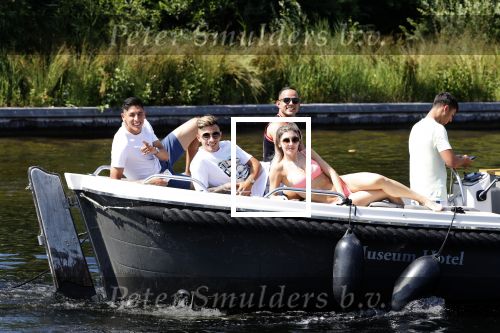 Vinkeveen 25 juni 2020
Lisandro Martinez met zijn vriendin en collega Edson Alvarez varen op de vinkeveense plassen.