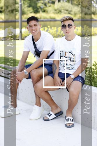 Vinkeveen 25 juni 2020
Lisandro Martinez met zijn vriendin en collega Edson Alvarez varen op de vinkeveense plassen.