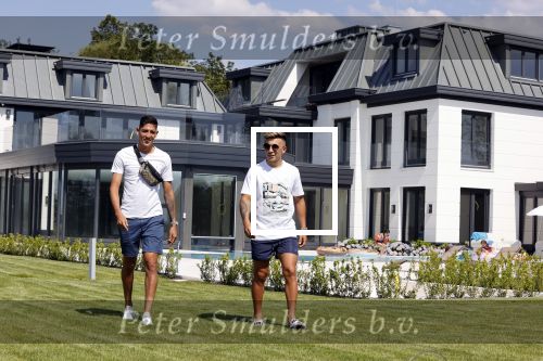 Vinkeveen 25 juni 2020
Lisandro Martinez met zijn vriendin en collega Edson Alvarez varen op de vinkeveense plassen.