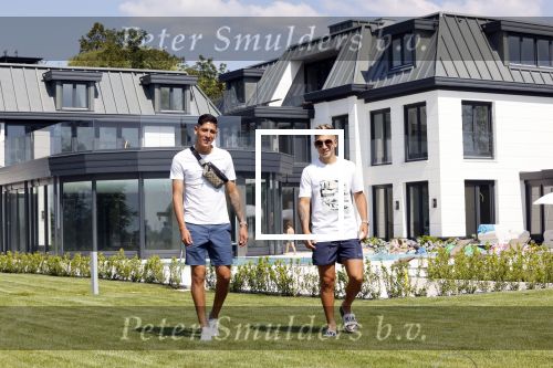 Vinkeveen 25 juni 2020
Lisandro Martinez met zijn vriendin en collega Edson Alvarez varen op de vinkeveense plassen.