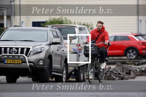 Vinkeveen 8 juli 2020
Erik Zwennes ( partner Roxeanne Hazes ) op de fiets bij zijn huis