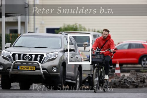 Vinkeveen 8 juli 2020
Erik Zwennes ( partner Roxeanne Hazes ) op de fiets bij zijn huis