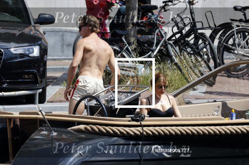 Amsterdam 25 juni 2020
Estelle Cruijff Jamie Vaes Koen Kardashian en vrienden op boot door Amsterdamse grachten.