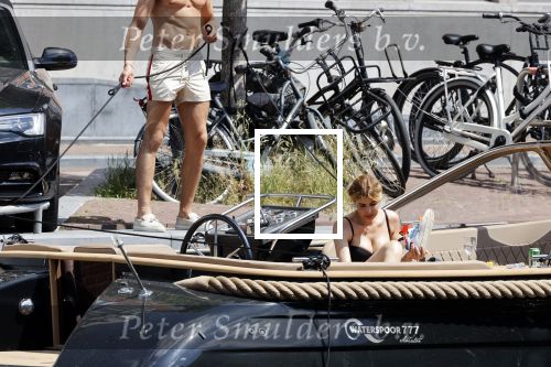 Amsterdam 25 juni 2020
Estelle Cruijff Jamie Vaes Koen Kardashian en vrienden op boot door Amsterdamse grachten.