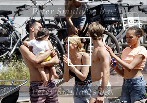 Amsterdam 25 juni 2020
Estelle Cruijff Jamie Vaes Koen Kardashian en vrienden op boot door Amsterdamse grachten.