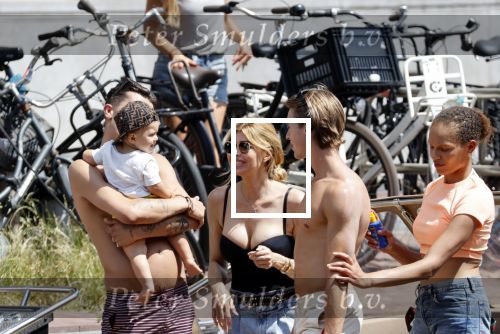 Amsterdam 25 juni 2020
Estelle Cruijff Jamie Vaes Koen Kardashian en vrienden op boot door Amsterdamse grachten.