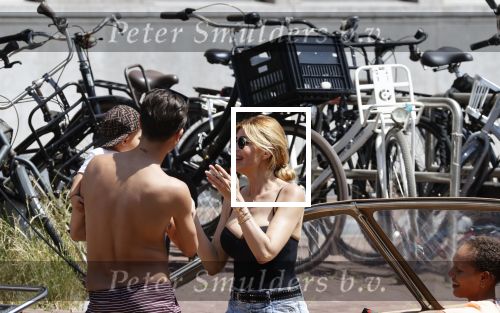 Amsterdam 25 juni 2020
Estelle Cruijff Jamie Vaes Koen Kardashian en vrienden op boot door Amsterdamse grachten.
