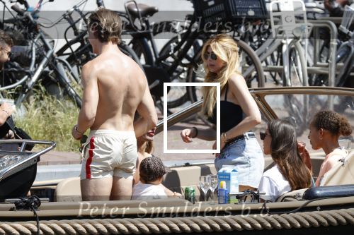 Amsterdam 25 juni 2020
Estelle Cruijff Jamie Vaes Koen Kardashian en vrienden op boot door Amsterdamse grachten.