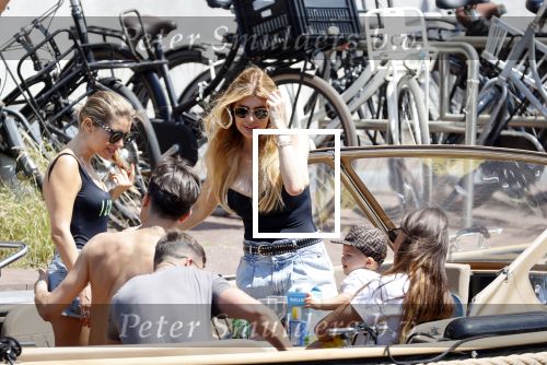 Amsterdam 25 juni 2020
Estelle Cruijff Jamie Vaes Koen Kardashian en vrienden op boot door Amsterdamse grachten.