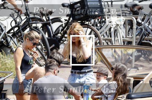 Amsterdam 25 juni 2020
Estelle Cruijff Jamie Vaes Koen Kardashian en vrienden op boot door Amsterdamse grachten.