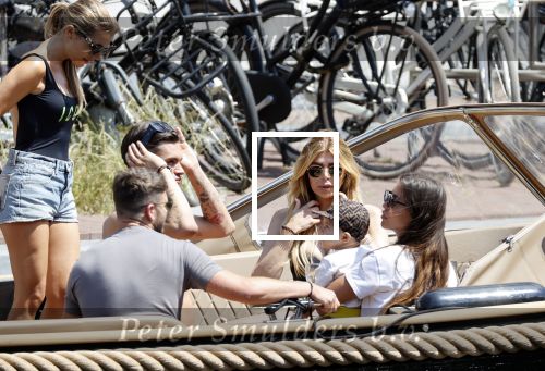 Amsterdam 25 juni 2020
Estelle Cruijff Jamie Vaes Koen Kardashian en vrienden op boot door Amsterdamse grachten.