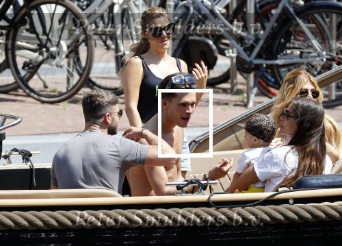 Amsterdam 25 juni 2020
Estelle Cruijff Jamie Vaes Koen Kardashian en vrienden op boot door Amsterdamse grachten.