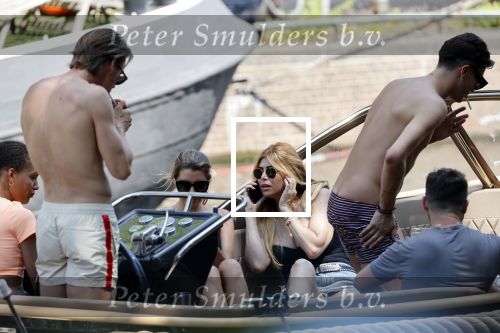 Amsterdam 25 juni 2020
Estelle Cruijff Jamie Vaes Koen Kardashian en vrienden op boot door Amsterdamse grachten.