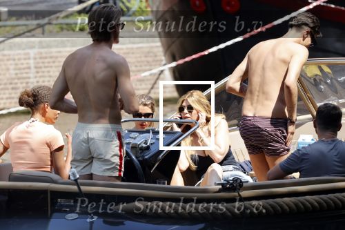 Amsterdam 25 juni 2020
Estelle Cruijff Jamie Vaes Koen Kardashian en vrienden op boot door Amsterdamse grachten.