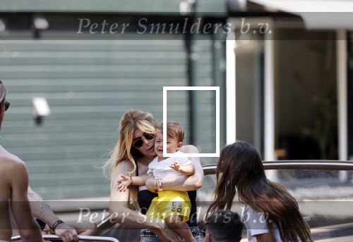 Amsterdam 25 juni 2020
Estelle Cruijff Jamie Vaes Koen Kardashian en vrienden op boot door Amsterdamse grachten.