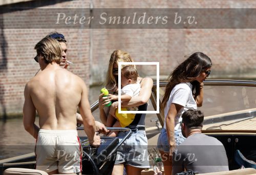 Amsterdam 25 juni 2020
Estelle Cruijff Jamie Vaes Koen Kardashian en vrienden op boot door Amsterdamse grachten.