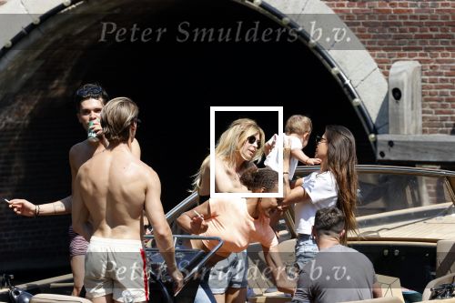 Amsterdam 25 juni 2020
Estelle Cruijff Jamie Vaes Koen Kardashian en vrienden op boot door Amsterdamse grachten.