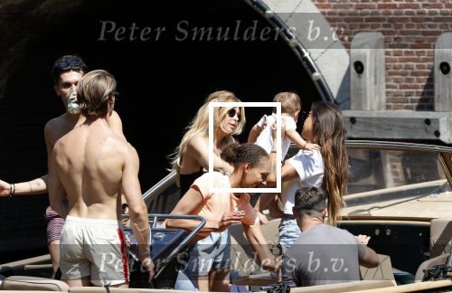 Amsterdam 25 juni 2020
Estelle Cruijff Jamie Vaes Koen Kardashian en vrienden op boot door Amsterdamse grachten.