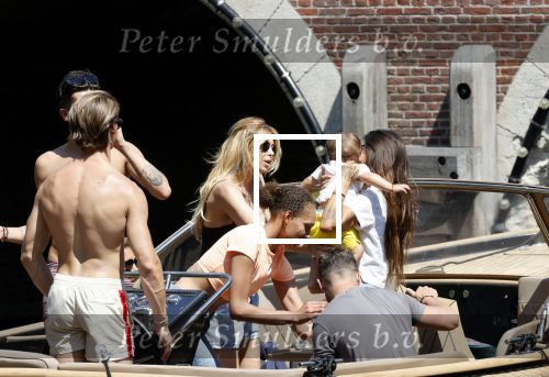Amsterdam 25 juni 2020
Estelle Cruijff Jamie Vaes Koen Kardashian en vrienden op boot door Amsterdamse grachten.