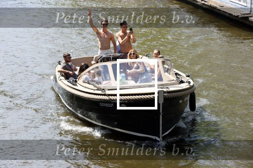 Amsterdam 25 juni 2020
Estelle Cruijff Jamie Vaes Koen Kardashian en vrienden op boot door Amsterdamse grachten.