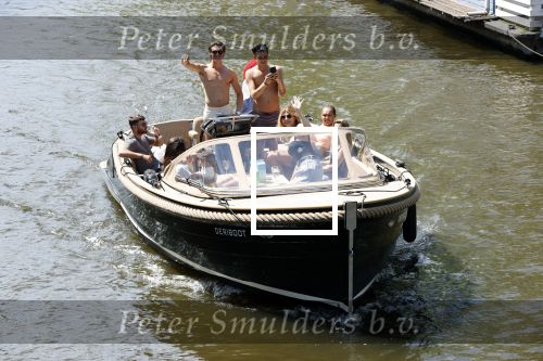 Amsterdam 25 juni 2020
Estelle Cruijff Jamie Vaes Koen Kardashian en vrienden op boot door Amsterdamse grachten.