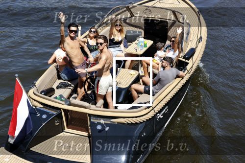 Amsterdam 25 juni 2020
Estelle Cruijff Jamie Vaes Koen Kardashian en vrienden op boot door Amsterdamse grachten.