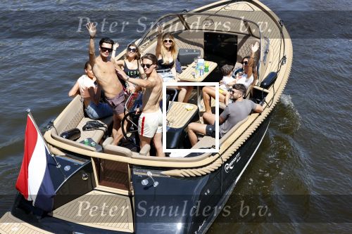 Amsterdam 25 juni 2020
Estelle Cruijff Jamie Vaes Koen Kardashian en vrienden op boot door Amsterdamse grachten.