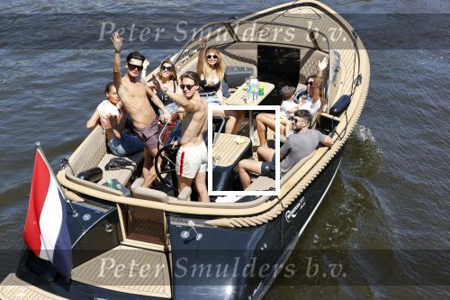 Amsterdam 25 juni 2020
Estelle Cruijff Jamie Vaes Koen Kardashian en vrienden op boot door Amsterdamse grachten.