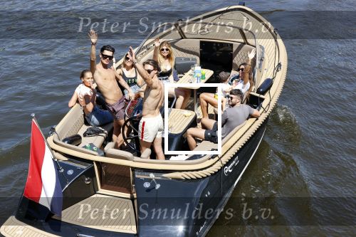 Amsterdam 25 juni 2020
Estelle Cruijff Jamie Vaes Koen Kardashian en vrienden op boot door Amsterdamse grachten.