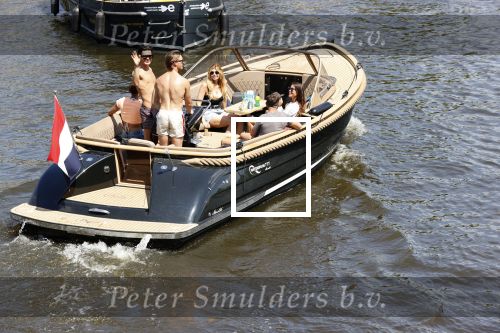 Amsterdam 25 juni 2020
Estelle Cruijff Jamie Vaes Koen Kardashian en vrienden op boot door Amsterdamse grachten.