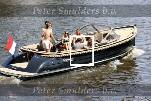Amsterdam 25 juni 2020
Estelle Cruijff Jamie Vaes Koen Kardashian en vrienden op boot door Amsterdamse grachten.