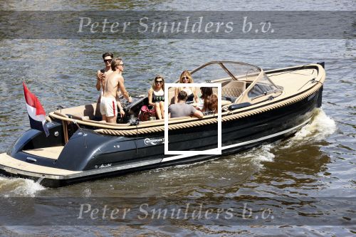 Amsterdam 25 juni 2020
Estelle Cruijff Jamie Vaes Koen Kardashian en vrienden op boot door Amsterdamse grachten.
