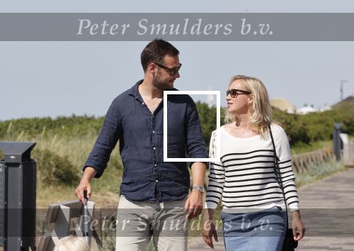 Noordwijk 24 juni 2020
Eva Jinek met partner Dexter v d Voorn en hun zoontje Pax  bij het strand van Noordwijk
