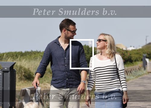 Noordwijk 24 juni 2020
Eva Jinek met partner Dexter v d Voorn en hun zoontje Pax  bij het strand van Noordwijk
