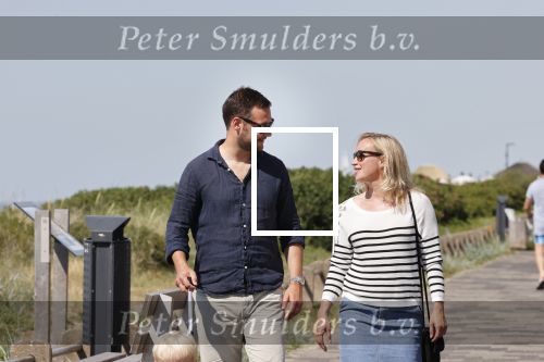 Noordwijk 24 juni 2020
Eva Jinek met partner Dexter v d Voorn en hun zoontje Pax  bij het strand van Noordwijk
