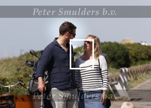 Noordwijk 24 juni 2020
Eva Jinek met partner Dexter v d Voorn en hun zoontje Pax  bij het strand van Noordwijk