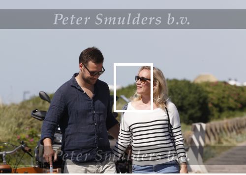 Noordwijk 24 juni 2020
Eva Jinek met partner Dexter v d Voorn en hun zoontje Pax  bij het strand van Noordwijk