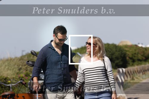 Noordwijk 24 juni 2020
Eva Jinek met partner Dexter v d Voorn en hun zoontje Pax  bij het strand van Noordwijk