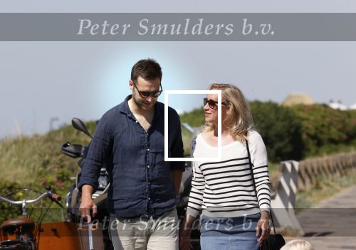 Noordwijk 24 juni 2020
Eva Jinek met partner Dexter v d Voorn en hun zoontje Pax  bij het strand van Noordwijk