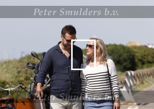 Noordwijk 24 juni 2020
Eva Jinek met partner Dexter v d Voorn en hun zoontje Pax  bij het strand van Noordwijk