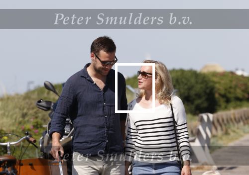 Noordwijk 24 juni 2020
Eva Jinek met partner Dexter v d Voorn en hun zoontje Pax  bij het strand van Noordwijk