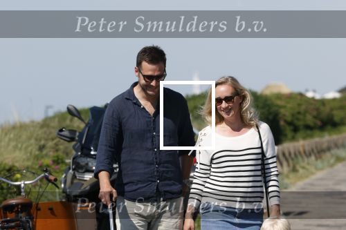 Noordwijk 24 juni 2020
Eva Jinek met partner Dexter v d Voorn en hun zoontje Pax  bij het strand van Noordwijk