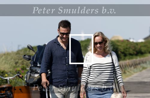 Noordwijk 24 juni 2020
Eva Jinek met partner Dexter v d Voorn en hun zoontje Pax  bij het strand van Noordwijk