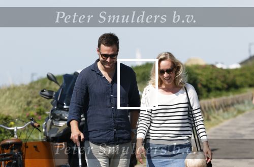 Noordwijk 24 juni 2020
Eva Jinek met partner Dexter v d Voorn en hun zoontje Pax  bij het strand van Noordwijk