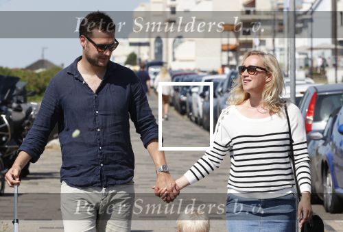 Noordwijk 24 juni 2020
Eva Jinek met partner Dexter v d Voorn en hun zoontje Pax  bij het strand van Noordwijk